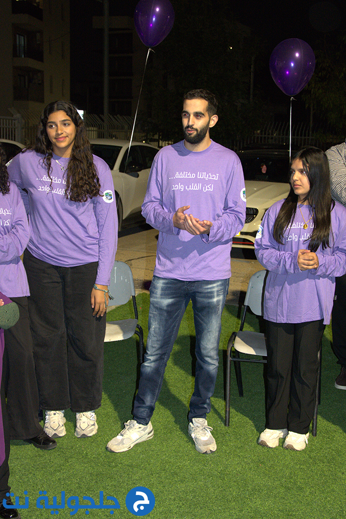 اضاءة المركز الجماهيري في جلجولية باللون البنفسجي بمناسبة اليوم العالمي لذوي الاحتياجات الخاصة